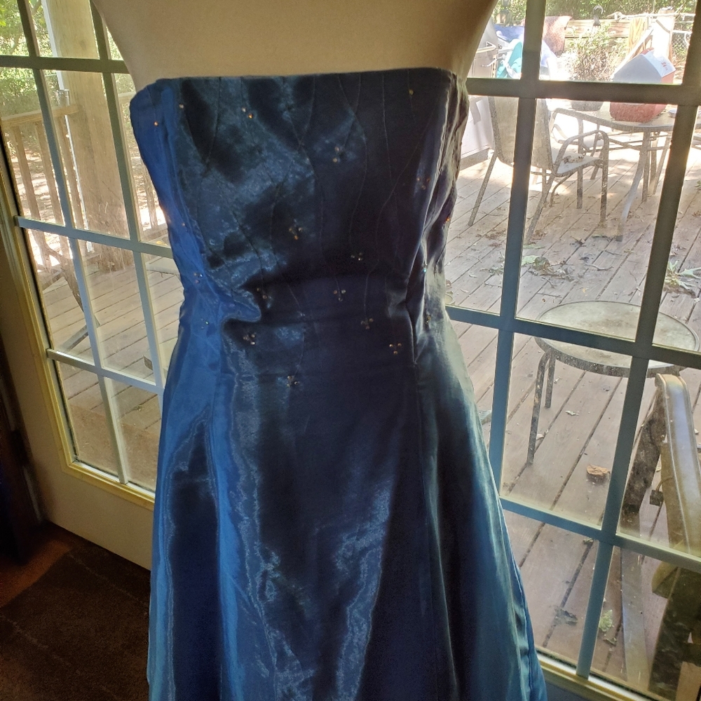 PROM Beautiful blue dress w/tiny crystals. Size 9.